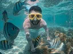 Foto de Denner em baixo d'agua com peixes